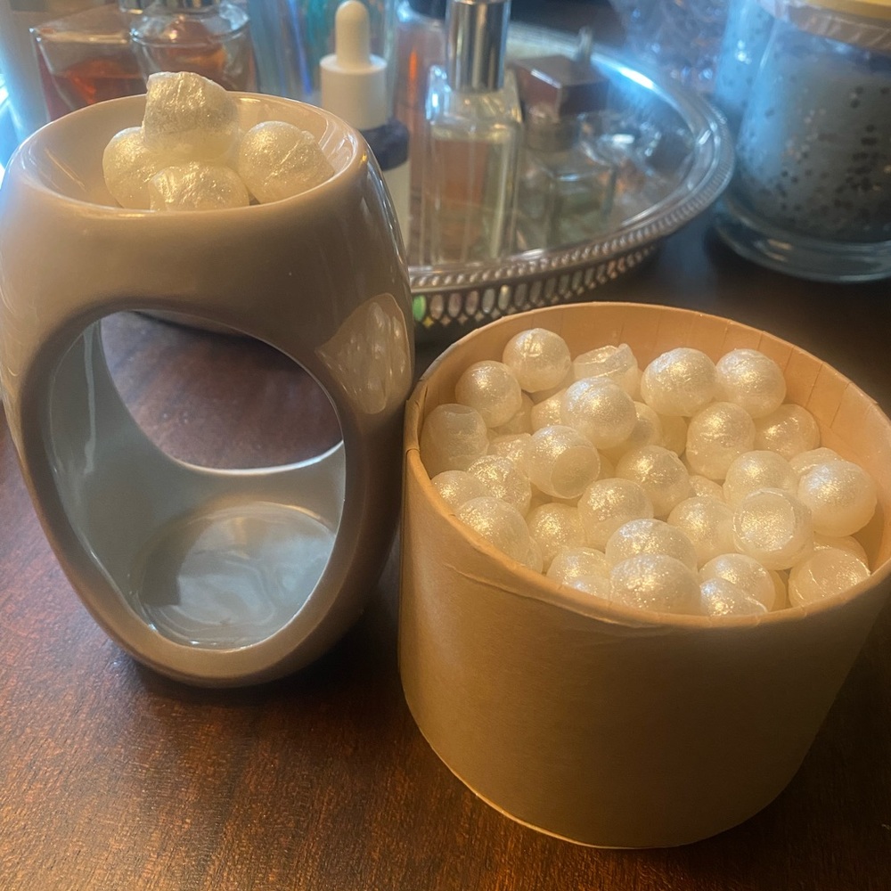 Lavender Scent Pearl Wax Melts in box 5 oz. With new ceramic warmer. PRICE FIRM
